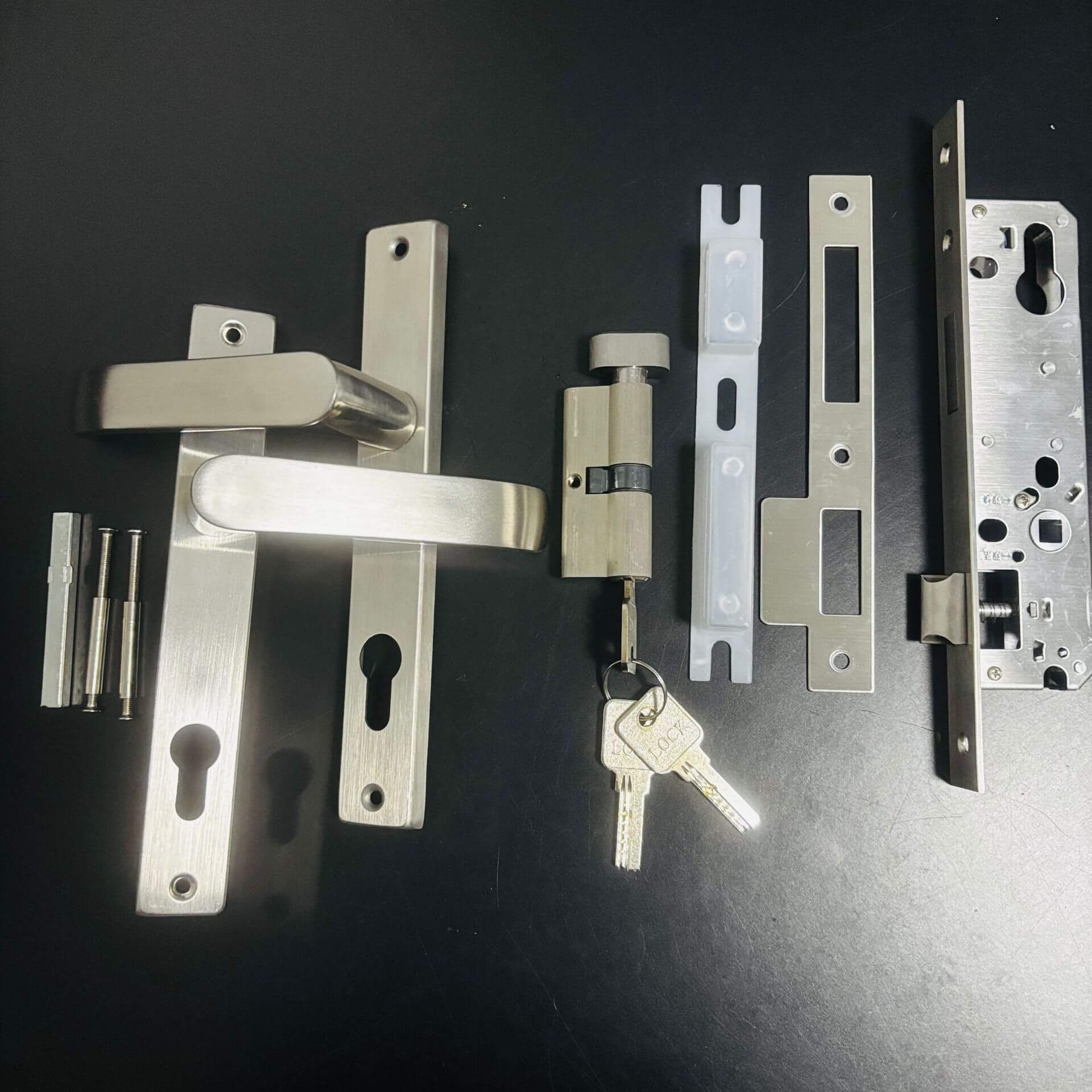 khoa tay gat cua nhom 0236 (2)