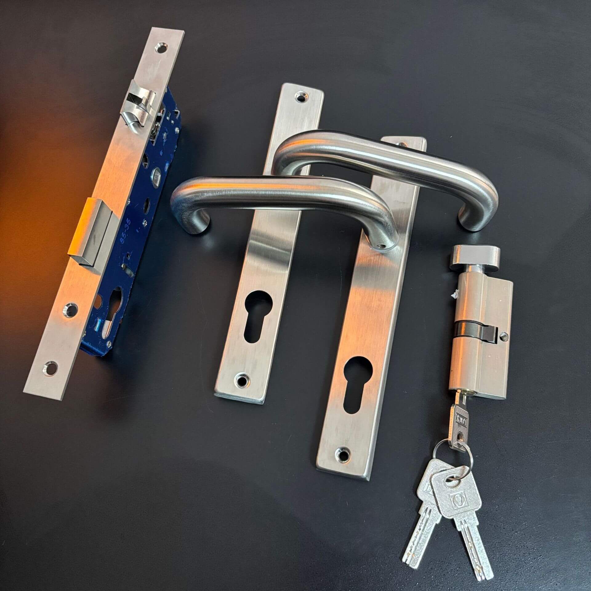 khoa tay gat cua nhom 0236 (3)